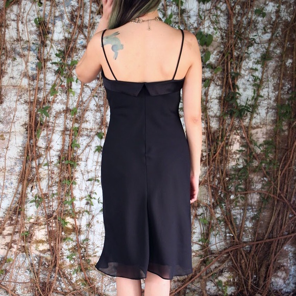 Scene-stopping, curve-hugging 90's LBD. - Picture 4 of 4